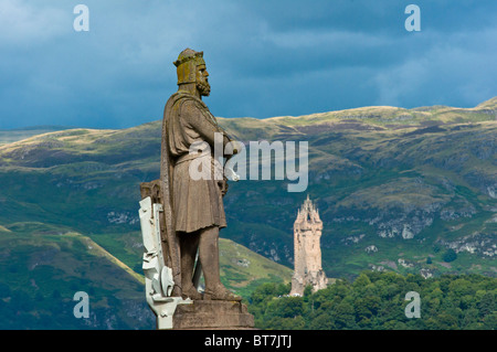 Des statues de Robert the Bruce avec le monument Wallace vu depuis le château de Stirling, Scotland, UK Banque D'Images