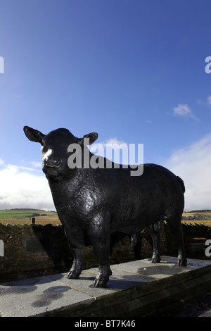 La statue de l'Aberdeen Angus bull à l'entrée de la ville de Alfortville dans Aberdeenshire, Ecosse, Royaume-Uni Banque D'Images