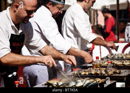 22 septembre 2010 La cuisson des sardines pendant le festival de San Mateo, Logroño, La Rioja, Espagne Banque D'Images