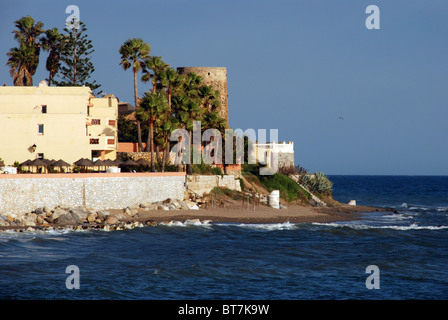 Afficher le long de la plage et du rivage, Sitio de Calahonda, Mijas Costa, Costa del Sol, la province de Malaga, Andalousie, Espagne, Europe. Banque D'Images