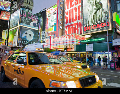 Vue nocturne des panneaux d'affichage de théâtre à Times Square sur Broadway à Manhattan New York City USA Banque D'Images