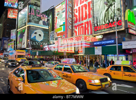 Vue nocturne de Times Square sur Broadway à Manhattan New York USA Banque D'Images