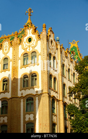 L'une après l'édifice de la Banque d'épargne postale (Postatakarékpénztár) conçu par Ödön Lechner. Budapest, Hongrie Banque D'Images