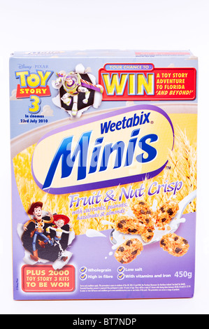 Un portrait photo d'une boîte de céréales pour petit déjeuner Weetabix minis pour les enfants sur un fond blanc. Banque D'Images