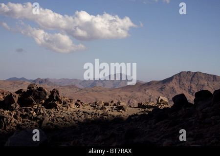 Montagnes près de djebel Musa ou le mont Sinaï près de Saint Katherine ou El village Miga, Sinaï, Égypte, Afrique Banque D'Images