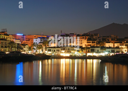 La marina au crépuscule, Puerto Banus, Marbella, Costa del Sol, la province de Malaga, Andalousie, Espagne, Europe de l'Ouest. Banque D'Images