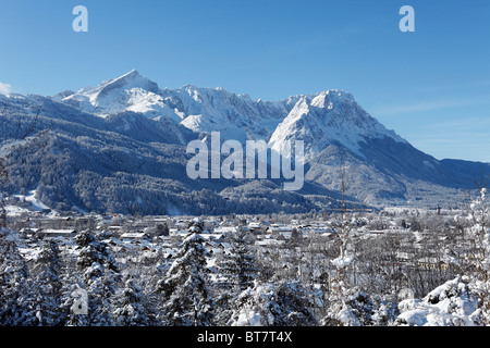 Gamme Wetterstein avec Alpspitz Mountain, à gauche, et la montagne Zugspitze, droite, vue sur Garmisch-Partenkirchen Banque D'Images