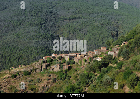 Vue sur village isolé, Talasnal à Serra da Lousã, centre du Portugal Banque D'Images