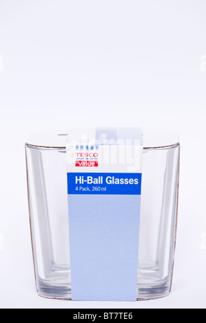 A la photo en gros d'un paquet de quatre verres Hi-Ball tesco sur un fond blanc. Banque D'Images