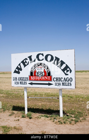 Le point milieu de la route 66 se trouve à seulement quelques centaines de mètres au nord de l'Interstate 40 dans la petite ville du Texas d'Adrian, Texas. Banque D'Images