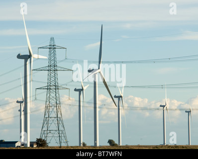 Réseau national de transmission électrique et de pylônes électriques à côté d'éoliennes Nordex à peu Cour Cheyne wind farm Rye Sussex Banque D'Images