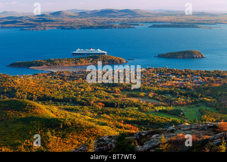 L'aube d'un automne plus de Bar Harbor et le Queen Mary 2 - Vue de Cadillac Mountain dans l'Acadia National Park, Maine USA Banque D'Images