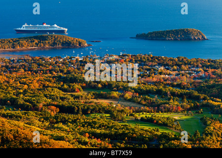 L'aube d'un automne plus de Bar Harbor et le Queen Mary 2 - Vue de Cadillac Mountain dans l'Acadia National Park, Maine USA Banque D'Images