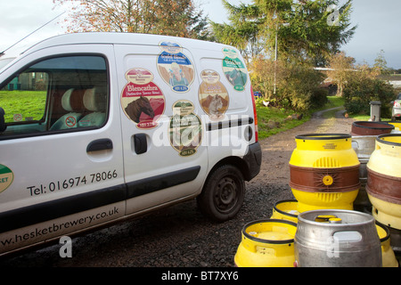 Camion de livraison à Hesket Newmarket Brewery vieille grange Couronne Hesket Newmarket, Cumbria, England, UK Banque D'Images