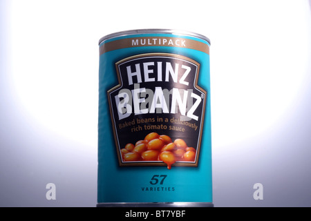 Conditionnement multiple peut ou l'étain de Heinz Baked Beans à la sauce tomate du Royaume-Uni. Banque D'Images