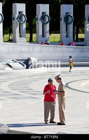 Parler aux anciens combattants, militaires en service actif WWII National Memorial sur le National Mall à Washington DC Banque D'Images