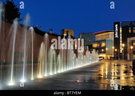 Fontaines illuminées dans le nouveau centre commercial Liverpool One. Le plus grand centre commercial construit actuellement en Europe. Banque D'Images