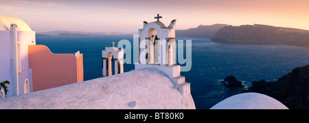 Dôme de l'église et les clochers Oia Santorini Cyclades Grèce dans la lumière du soir Banque D'Images