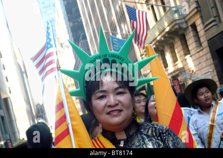 Vietnamese-Americans rassembler au centre de Manhattan pour les immigrants internationaux Parade Banque D'Images