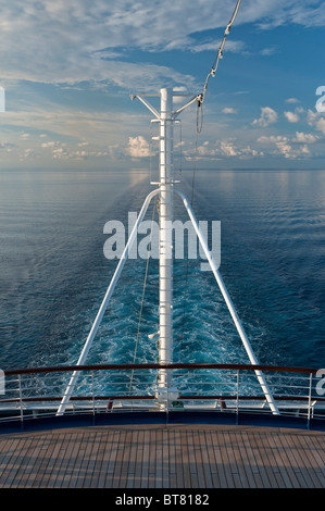 Le Service d'un navire de croisière en passant par les eaux tranquilles de l'Océan Indien près de l'archipel indonésien Banque D'Images