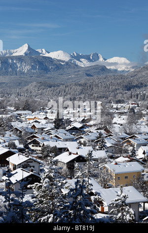 Vue sur Garmisch-Partenkirchen vers Alpes de Lechtal avec Daniel Mountain, gauche, Werdenfelser Land, Haute-Bavière, Bavière Banque D'Images