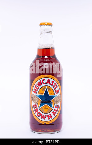 Un portrait photo d'une bouteille de Newcastle Brown Ale bière contre un fond blanc Banque D'Images