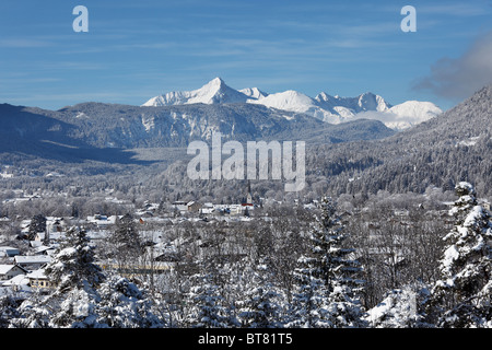 Vue sur Garmisch-Partenkirchen vers Alpes de Lechtal avec Daniel Mountain, Werdenfelser Land, Haute-Bavière, Bavière Banque D'Images