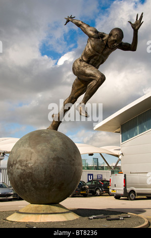 Le Coureur, une sculpture par Colin Spofforth, à la ville de Manchester Stadium, Sportcity, Manchester, Angleterre, RU Banque D'Images