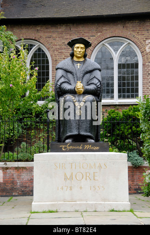 Statue de Sir Thomas More en dehors de Chelsea vieille église de Cheyne Walk, Chelsea, Londres, Angleterre Banque D'Images