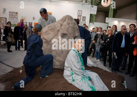 Paris, France, grand public regardant musée, exposition d'art contemporain, FIAC, spectacle d'art, Mitchell, 'Innes & Nash Gallery', New York, Arts show, Obama, sculpture installation Banque D'Images