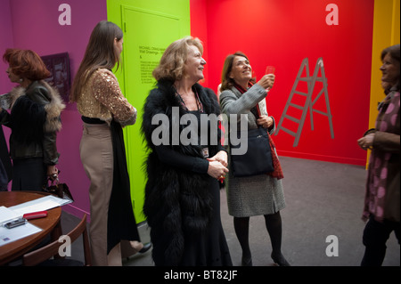 Paris, France, les gens regardant les peintures modernes, les marchands de la Galerie d'art des femmes françaises à la mode dans l'exposition d'art moderne, admirer FIAC spectacle d'arts, parler de peinture Banque D'Images