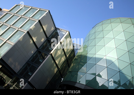 Rose Bowl Partie de l'Université Métropolitaine de Leeds droit et business school montrant reflets de lumière sur la structure de verre Banque D'Images