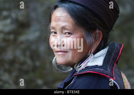 Su, un Hmong noir femme pose pour une photographie à Sapa, Vietnam Banque D'Images