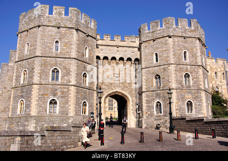 Henry VIII Gate, la colline du Château, le château de Windsor, Windsor, Berkshire, Angleterre, Royaume-Uni Banque D'Images