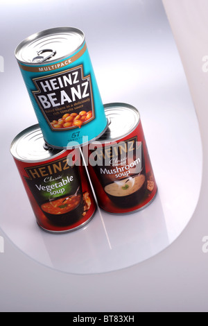 Boîtes de Baked Beans Heinz en sauce tomate, soupe de légumes classique Heinz Heinz et Crème de Champignons classique de UK. Banque D'Images