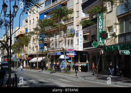 Rue commerçante, Fuengirola, Costa del Sol, la province de Malaga, Andalousie, Espagne, Europe de l'Ouest. Banque D'Images