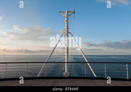 Le Service d'un navire de croisière en passant par les eaux tranquilles de l'Océan Indien près de l'archipel indonésien Banque D'Images