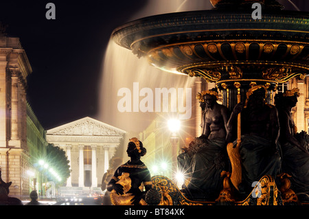 La Madeleine à Paris de nuit avec la fontaine à la place de la Concorde Banque D'Images