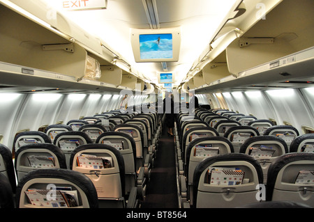 Thomson, intérieur de l'avion Boeing 757-200 North Terminal, Gatwick, Crawley, West Sussex, Angleterre, Royaume-Uni Banque D'Images