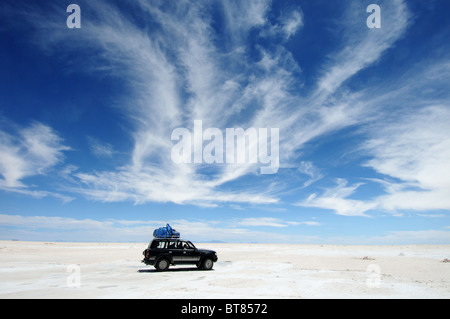 Un landcruiser traversant le Salar de Uyuni en Bolivie Banque D'Images