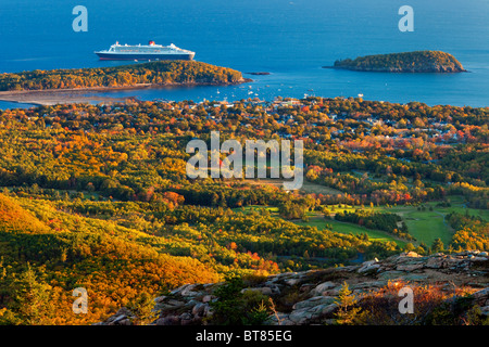 L'aube d'un automne plus de Bar Harbor et le Queen Mary 2 - Vue de Cadillac Mountain dans l'Acadia National Park, Maine USA Banque D'Images