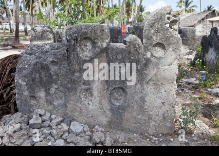 La PAJE, Zanzibar, Tanzanie. Tombes médiévales, montrant d'indentations pour plaques en céramique manquants. Banque D'Images