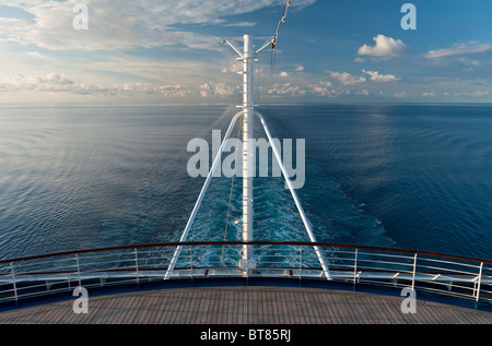 Le Service d'un navire de croisière en passant par les eaux tranquilles de l'Océan Indien près de l'archipel indonésien Banque D'Images