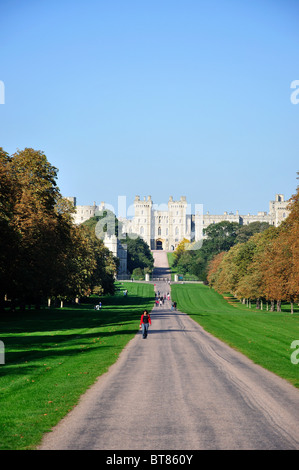 Le Château de Windsor à partir de la Longue Marche, en automne, Windsor Great Park, Windsor, Berkshire, Angleterre, Royaume-Uni Banque D'Images