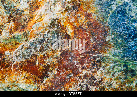 Minéraux colorés dans la roche, Sand Dollar Beach, los Padres National Forest, Big Sur, Californie Banque D'Images