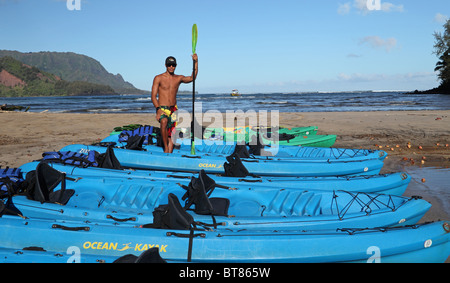 Guide de Kayak kayaks par échoué à la baie de Hanalei Banque D'Images