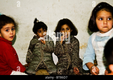 Les enfants de l'école marocaine dans son minuscule school à Fes Banque D'Images