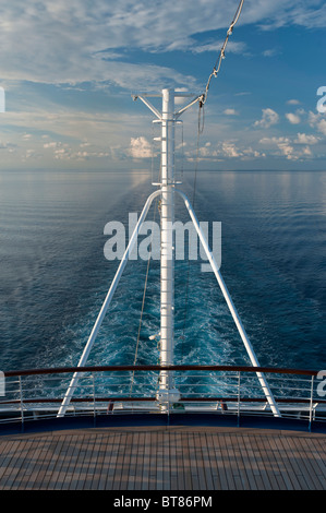 Le Service d'un navire de croisière en passant par les eaux tranquilles de l'Océan Indien près de l'archipel indonésien Banque D'Images