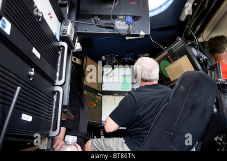 Vortex 2 membre du comité d'Josh Wurman analyizes les données pendant une tempête chase de l'intérieur d'un camion radar Doppler on Wheels Banque D'Images