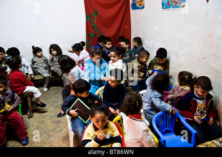 Les enfants des écoles marocaines dans leur petite école à Fes. Banque D'Images